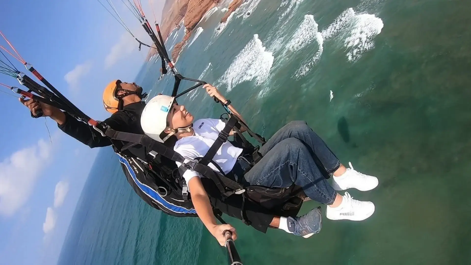 Vuelo en parapente sobre las playas y arcos rocosos de Legzira, Marruecos